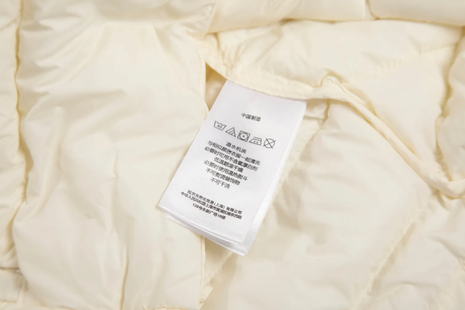 P560 White background picture [Popular in winter] Style number: 25115# Color: black/navy/grey apricot Size: S-XL - Ralph Lauren/Ralph Lauren 2025FW Winter popular half-covered high-collar hooded lightweight gall-free rib down jacket - the same as the original 400T gall-free nylon on the face Elastic hemming restraint Lightweight technological warmth - corn tooth high-quality resin zippers Large and small partition zippers Single version, single opening - ingenious restoration, full set of customized hardware and accessories, all details processed 100% - RL Ralph Lauren classic light rib down jacket. With the blessing of 25 years of rib fire, it firmly sits in the C position of this autumn and winter wardrobe. It has a light and fluffy touch. There is almost no burden on the upper body. One piece for winter in the south. It can be used as an inner layer in the north. The hood/hem can be flexibly adjusted for tightness. It can be worn for daily commuting or light outdoor scenes while keeping warm. It can also present a smart and lightweight style and texture. Regular fit. Genderless upper body. Highly recommended.